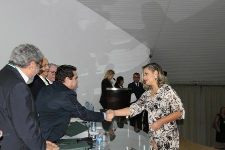 Mesa de Honra entrega certificado aos residentes. 